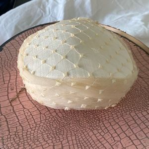 VINTAGE Ladies off white hat CIRCA 1960-1965, tulle and crepe